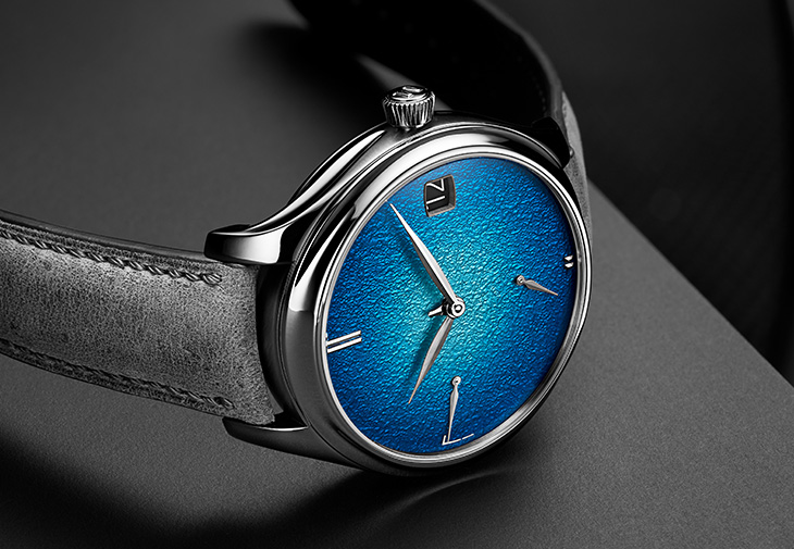 亨利慕時H. MOSER & CIE.勇創者萬年曆鉭金屬藍色琺瑯腕錶