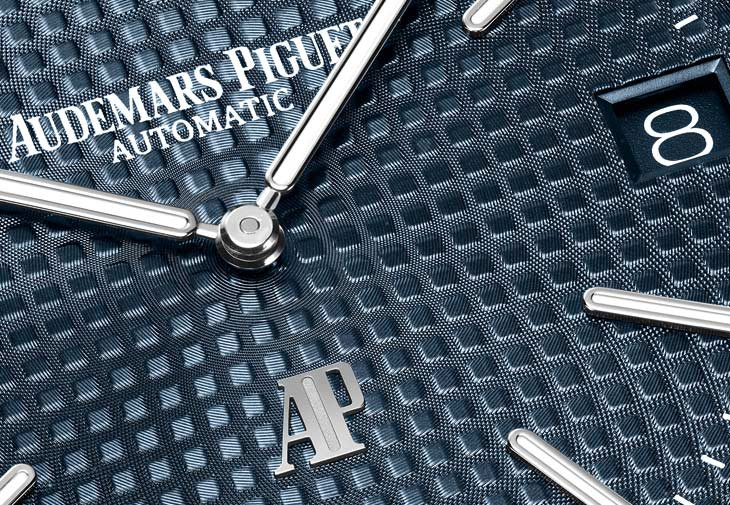 AUDEMARS PIGUET Royal Oak愛彼皇家橡樹Jumbo超薄腕錶的小型格紋面盤