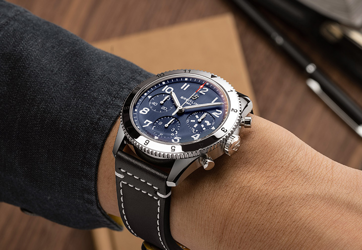 百年靈Classic AVI Chronograph 42 Tribute To Vought F4U Corsair經典飛行員計時腕錶「沃特F4U海盜式戰鬥機」紀念版