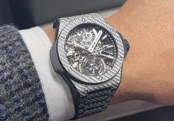 【2023Watches and Wonders新錶】HUBLOT宇舶Big Bang Integrated陀飛輪碳纖維鍊帶腕錶 史上首款鍍鋁碳纖維鍊帶