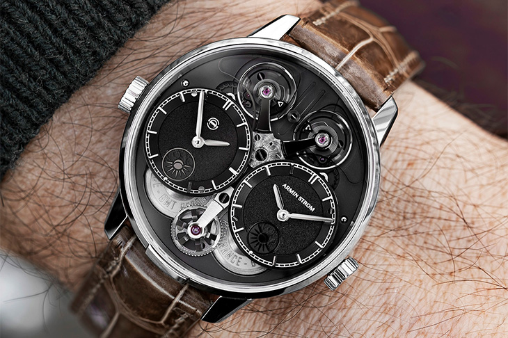 兩個雙時區輪系！ARMIN STROM推出單色Dual Time GMT Resonance Manufacture共振雙時區腕錶