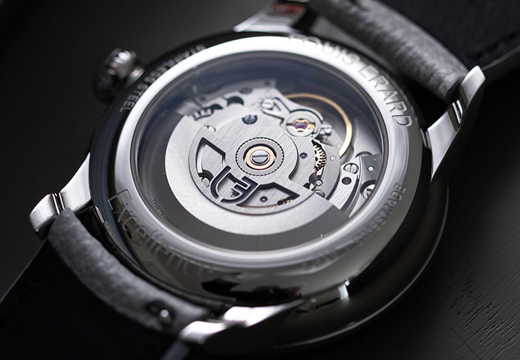 LOUIS ERARD Le Régulateur Gravé Bleu三針一線午夜藍雕刻面盤腕錶