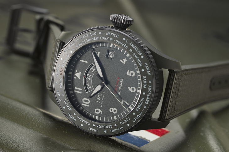 遨遊世界的好夥伴 IWC飛行員系列Top Gun海軍空戰部隊世界時間腕錶「森林地」特別版
