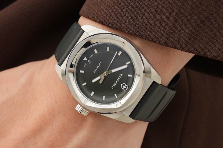首度導入太陽能機芯，同步發行自動款／VICTORINOX Concept One系列腕錶