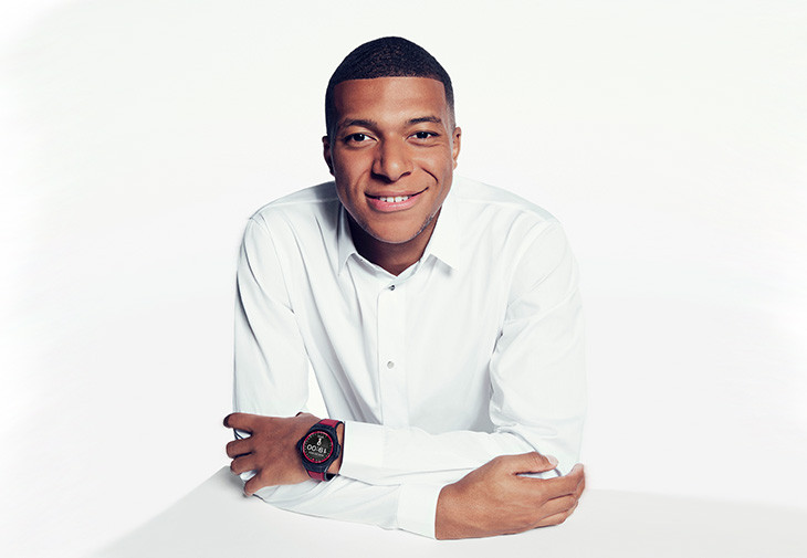 HUBLOT大使，法國職業足球員Kylian Mbappé配戴Big Bang e 2022 FIFA世足腕錶。