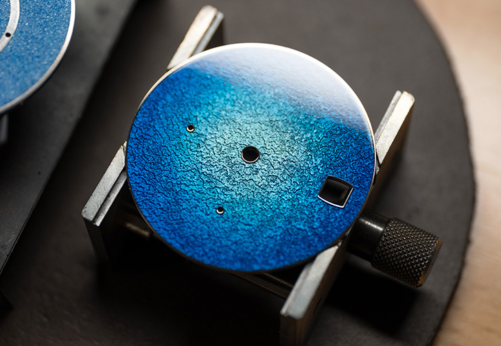 H. MOSER & CIE.亨利慕時勇創者萬年曆鉭金屬藍色琺瑯腕錶