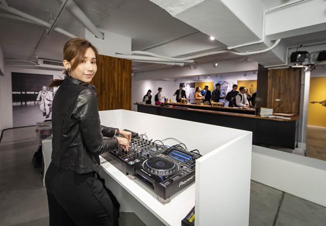 活動邀請「電音女伶」DJ Jamie Q在百年靈2019新品上市活動中強力放送結合飛行與海洋風格的電子舞曲
