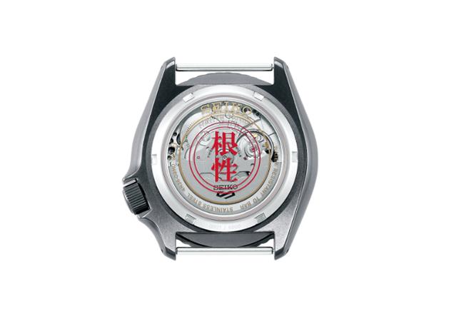 透明底蓋刻印著「根性」，這是平時小李雙腳捆綁的重物上寫的文字，也是最能代表他的兩個字。