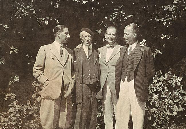 Alfred Cartier及其三個兒子卡地亞三兄弟路易(Louis, 1875-1942)、皮耶(Pierre, 1878–1965)和傑克(Jacques, 1884–1942)。