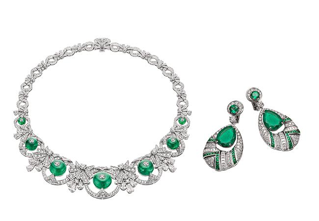 BVLGARI BAROCKO系列Illusionism頂級祖母綠與鑽石項鍊，型號265724(左)、BVLGARI BAROCKO系列Cupola頂級祖母綠與鑽石耳環，型號267272(右)。