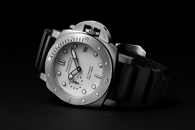 沛納海首款白面42mm Submersible專業潛水錶PAM001223