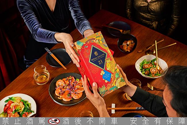 皇家禮炮大紅大紫迎福虎！祥獅獻瑞紅寶石瓶、福爾摩沙獨獻台灣限定版春節霸氣登場