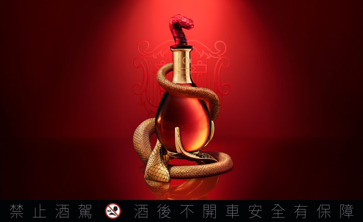 金蛇奢選傳世臻釀，磅礡鉅獻【馬爹利金王之尊蛇年限定版】與經典酒款【馬爹利2025新年限量禮盒系列】，以傳奇干邑品味時光淬煉，點亮非凡節慶時光