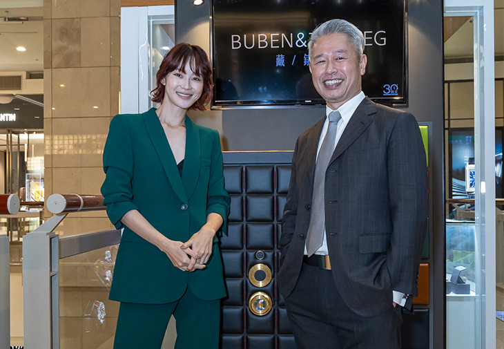 女星鍾瑶（左）為敦文企業總經理朱丕傑的BUBEN&ZORWEG ORION收藏保險櫃上市活動站台。