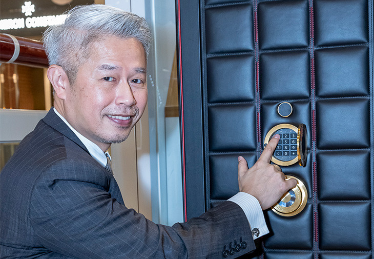 敦文企業總經理朱丕傑與BUBEN&ZORWEG ORION獵戶座收藏保險櫃合影。