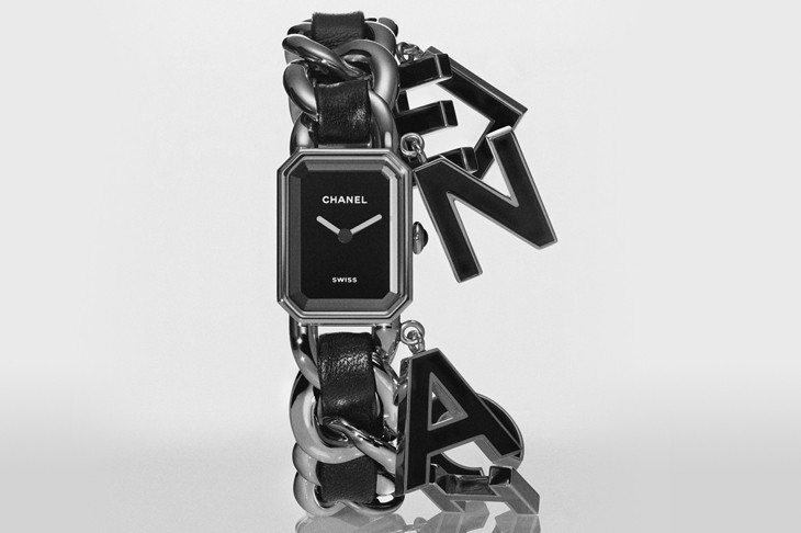 我想要。動感的字母吊飾  Première Wanted de CHANEL