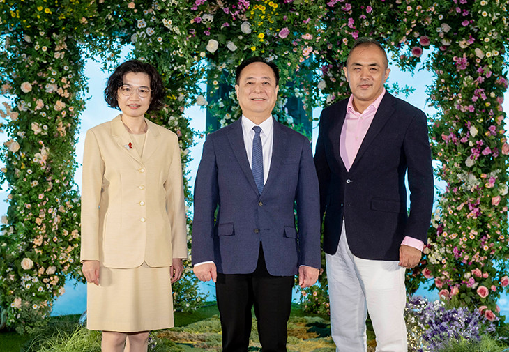 台北101總經理朱麗文（左起）、台北101董事長張學舜，以及FHH台灣區代表陳毓鴻Henry合影