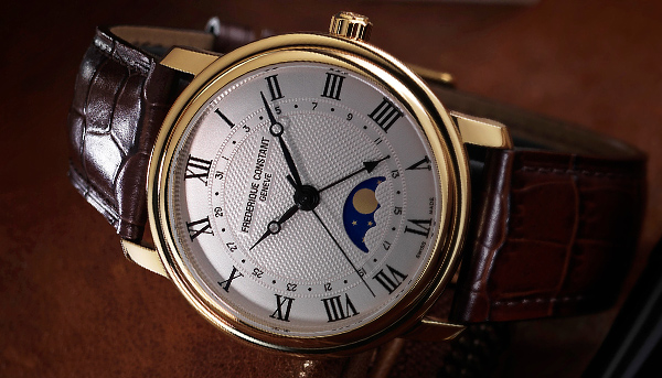 親民奢華理念　康斯登Clessics Moonphase Automatic月相自動錶