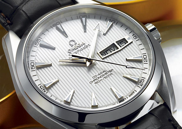 【用iPhone看城邦國際名表】OMEGA Aqua Terra年曆錶