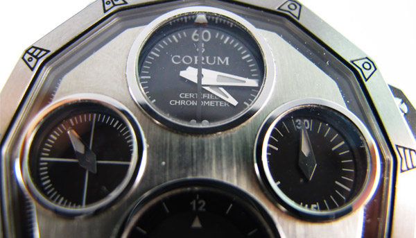 CORUM Admiral's Cup Seafender 48 Off-Center 金屬製品