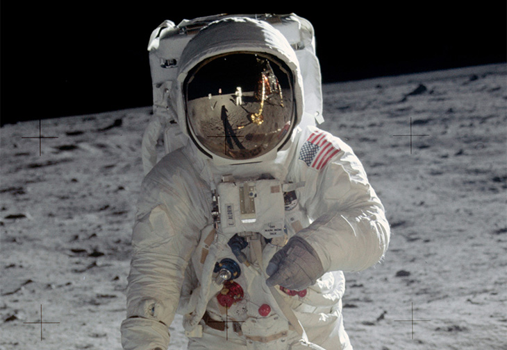 登上月球的第一位太空人尼爾·阿姆斯壯(Neil Armstrong)戴OMEGA歐米茄超霸系列登月錶