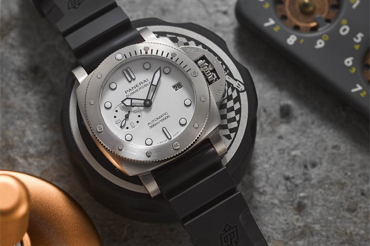 首次推出白面42mm潛水錶款：沛納海Submersible Bianco PAM001223