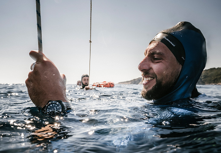 Petar Klovar配戴TITONI最新的Seascoper Carbon-Tech參與2022 CMAS世界自由潛水競賽