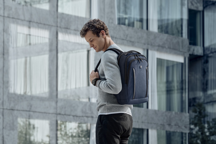 VICTORINOX 質感包袋與木質香氛 展現絕佳個人品味