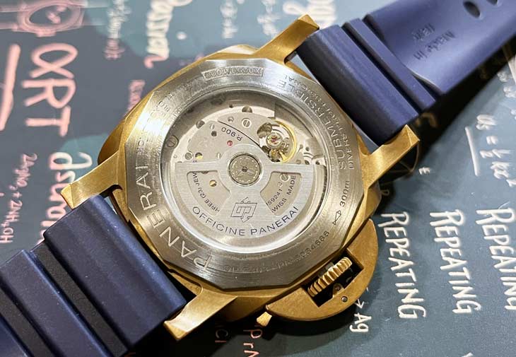 PAM 01074搭載P.900自動上鍊機芯。