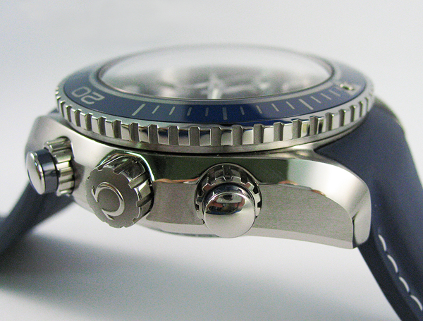 錶殼使用五級鈦金屬材質，因此重量可是輕盈許多。