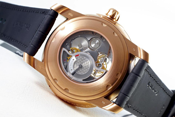 今年寶鉑將動力儲存指示破天荒的安置到自動盤上,在自動盤下,藏著寶鉑專利的差速器,傳遞出L-Evolution革新本質。 今年寶鉑將動力儲存指示破天荒的安置到自動盤上,在自動盤下,藏著寶鉑專利的差速器,傳遞出L-Evolution革新本質。