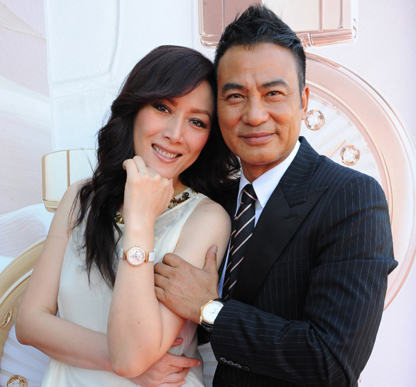 OMEGA品牌大使─任達華與琦琦,今年6月出席OMEGA名品店開幕活動。琦琦當天佩戴的Ladymatic腕錶與任達華佩戴的碟飛腕錶,為男女對錶做了最幸福的詮釋。 OMEGA品牌大使─任達華與琦琦,今年6月出席OMEGA名品店開幕活動。琦琦當天佩戴的Ladymatic腕錶與任達華佩戴的碟飛腕錶,為男女對錶做了最幸福的詮釋。